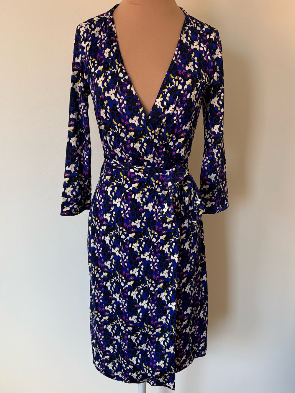 Diane von Furstenberg DVF Classic Silk Blue Abstract Floral Wrap Dress EUC Sz 4